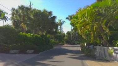 Güneşli Florida 'da manzaralı yolda araba kullanmak. Casey Key Kıyı Konutları Resimli Sokaklar