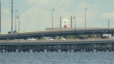 Florida 'da Charlotte Limanı' nda köprüde giden arabalar. Punta Gorda ve Port Charlotte 'u Amerika' daki Barış Nehri üzerinden bağlayan ulaşım altyapısı.