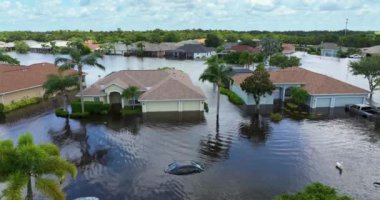Sarasota, Florida 'daki Laurel Meadows bölgesinde Debby Kasırgası' ndan evleri ve arabaları sel basmış. ABD 'nin güneyindeki doğal afet sonrası.