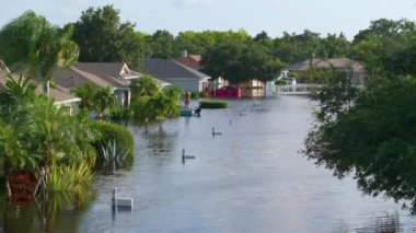 Sarasota, Florida 'daki Laurel Meadows bölgesinde Debby Kasırgası' ndan kalma su altı evleriyle dolu bir yerleşim bölgesi. Güney Amerika 'daki doğal afet sonrası.