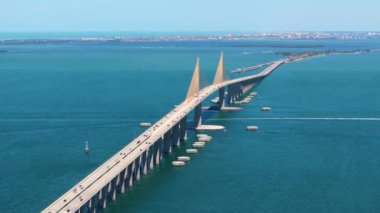 Florida 'daki Tampa Körfezi üzerinde Sunshine Skyway Köprüsü' nde trafik arabaları olan bir otoyol. ABD 'de ulaşım altyapısı.