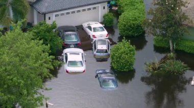 Kasırga, evin girişindeki arabaları sular altında bıraktı. Etrafı su dolu Florida yerleşim yerleriyle çevrili. Debby Kasırgası Doğal Afet.