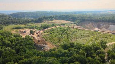 Endüstriyel taş ocağı. İnşaat endüstrisi için kireçtaşı malzemelerinin çıkarıldığı açık bir maden sahası.
