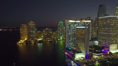 Gece Miami şehir merkezinde. Florida, ABD 'de Miami Brickell' in finans bölgesindeki yüksek gökdelen binaları. Amerikan megapolis 'i ve iş bölgesi akşamüstü..