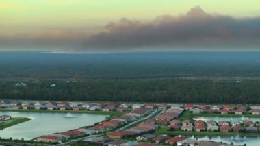 Florida 'nın banliyö bölgesinde çıkan ve havayı kirleten reçeteli orman yangınından çıkan zehirli duman..