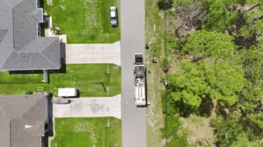 Florida 'nın kaldırım kenarındaki çöp tenekelerini toplayan bir çöp kamyonu.