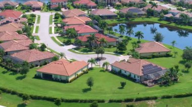 ABD 'nin banliyölerindeki zengin yerleşim bölgesi. Güneybatı Florida 'da pahalı banliyö evleri olan zengin bir mahalle..