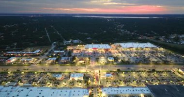 Gün batımından sonra Kuzey Liman, Florida 'da alışveriş merkezleri ve küçük işletmeleri olan geniş bir otoyol. ABD ulaştırma ve perakende altyapı kavramı