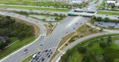 Sarasota, Florida 'da çok şeritli otoyol kavşağı. Elmas taşıma altyapısını değiştiren Amerika 'nın hava görüntüsü
