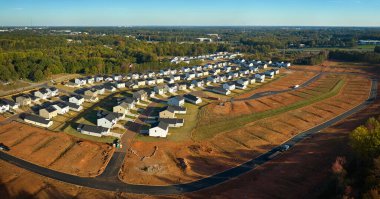 Güney Carolina 'da sıkıca sarılmış yeni evleri olan inşaat alanının havadan görüntüsü. Amerikan banliyölerinde emlak gelişimine örnek olarak aile evleri.