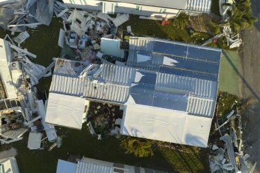 Florida 'nın güneybatı bölgesindeki doğal afetlerin hava görüntüsü. İkamet alanındaki Ian Kasırgası mobil evleri ağır hasar görmüş..