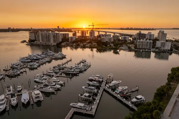 Gün batımında şehir merkezindeki Sarasota şehrinin havadan görüntüsü. Körfez marinası yatları ve yüksek binalarla. Florida 'da gayrimenkul geliştirme. ABD seyahat hedefi.