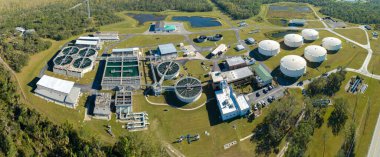 Şehrin atık su temizleme tesisindeki su arıtma fabrikasının havadan görüntüsü. İstenmeyen kimyasalların, askıya alınmış katı maddelerin ve gazların kirlenmiş sıvılardan çıkarılması süreci.