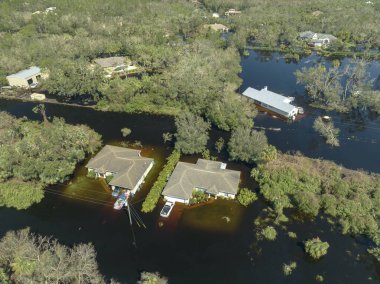 Doğal afet sonrası. Florida yerleşim bölgesinde Ian kasırgası ile sel basmış evler..