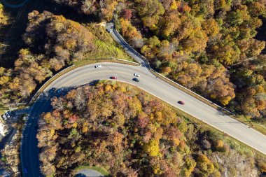 Kuzey Carolina 'daki Amerikan otoyolu Appalachian dağlarında sonbahar sezonu hızla akan trafik ile. Eyaletler arası ulaşım kavramı.