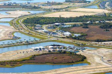Amerikan banliyölerinde konut geliştirme. Hazırlanmış zeminde inşaatın başlaması.