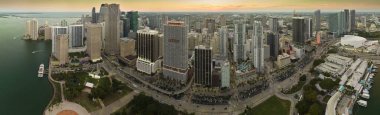 Florida, ABD 'de Miami Brickell şehir merkezinin akşam manzarası. Modern Amerikan megapolis 'inde karanlık yüksek gökdelen binaları olan gökyüzü..