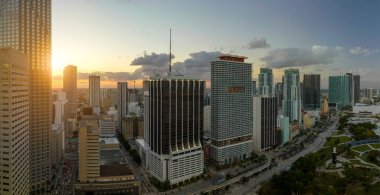 Florida, ABD 'de Miami Brickell şehir merkezinin akşam manzarası. Modern Amerikan megapolis 'inde yüksek gökdelen binaları ve kentsel ulaşım sistemiyle gökyüzü çizgisi.