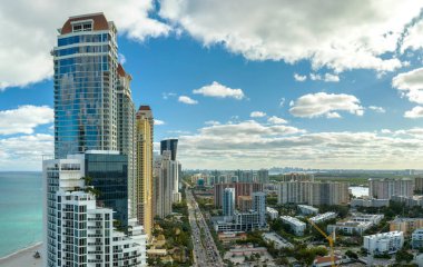 Sunny Isles Sahili 'ndeki Atlantik Okyanusu kıyısında pahalı oteller ve daireler. Güney Florida 'daki Amerikan turizm altyapısı.