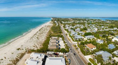 Boca Grande 'deki yeşil palmiye ağaçları arasında pahalı rıhtım evleri güneybatı Florida' daki Gasparilla Adası 'nda küçük bir kasaba. ABD 'de birinci sınıf konut geliştirme.