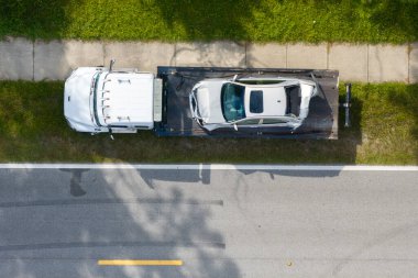 İlk müdahale ekipleri araba kazası alanına yardım ediyor. Çekici kamyonu kaza yapmış. Amerikan caddesindeki araba kazasına acil servis personeli ve araçlar müdahale ediyor..