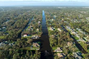 Florida yerleşim bölgesinde kasırga yağışı ile sel basmış evler. Doğal afetin sonuçları..