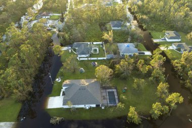 Florida yerleşim bölgesinde kasırga yağışı ile sel basmış evler. Doğal afetin sonuçları..