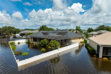 Florida yerleşim bölgesindeki kasırga yağmur sularından evleri su basmış. ABD 'nin güneyindeki doğal afet sonrası.