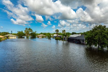 Sarasota, Florida 'daki Laurel Meadows bölgesinde Debby Kasırgası' ndan kalma su altı evleriyle dolu bir yerleşim bölgesi. Güney Amerika 'daki doğal afet sonrası.