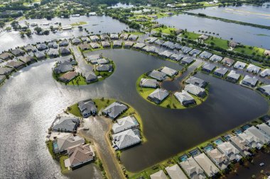 Sarasota, Florida 'daki Debby Kasırgası' ndan kalma su altı evleriyle dolu bir yerleşim bölgesi. Güney Amerika 'daki doğal afet sonrası.