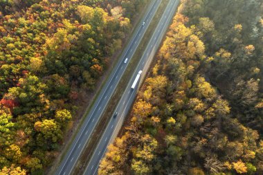 Kuzey Carolina Appalachian dağlarında sonbahar mevsiminde hızla giden trafik kamyonları olan otoban yolu. ABD 'de eyaletler arası ulaşım altyapısı.