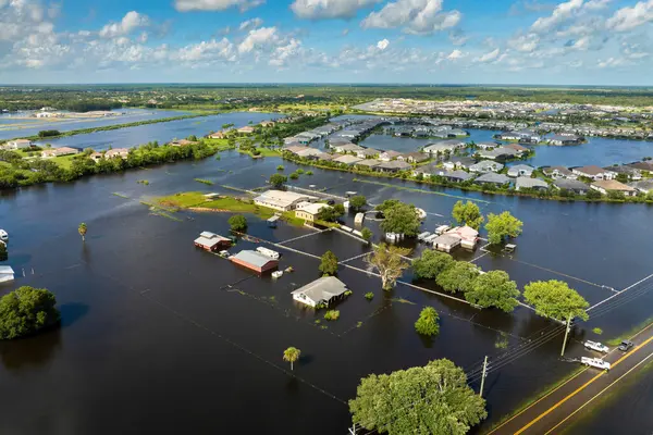 Florida 'nın kırsal kesimlerinde, yağmur suyu kasırgasından kaynaklanan su altı binalarıyla dolu bir çiftlik arazisi. Güney Amerika 'daki doğal afet sonrası.