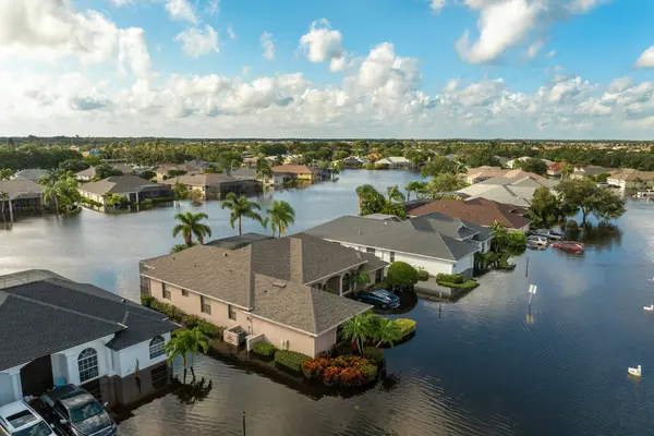 Florida 'da sel, tropikal fırtınadan kaynaklanıyor. Sel sularıyla çevrili yerleşim yerlerindeki banliyö evleri. Doğal afetten sonra.