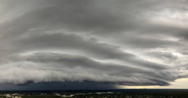 Yaz fırtınası sırasında Florida banliyölerinde sağanak yağış.
