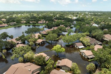 Debby kasırgası, Florida 'nın Sarasota kentindeki banliyö yerleşim yerlerini sular altında bıraktı. Doğal afetten sonra.