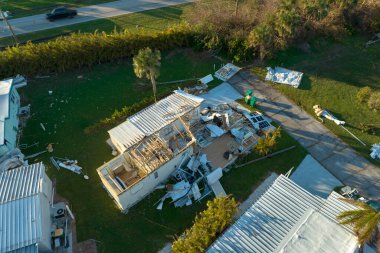Kasırga, Florida mobil ev yerleşim alanındaki banliyö evlerinin çatılarını yıktı. Doğal afetin sonuçları..