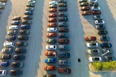 Satılık bir sürü yeni arabası olan büyük bir otopark satıcısı. Amerikan otomotiv endüstrisinin geliştirilmesi ve üretilen araç konseptinin dağıtımı.