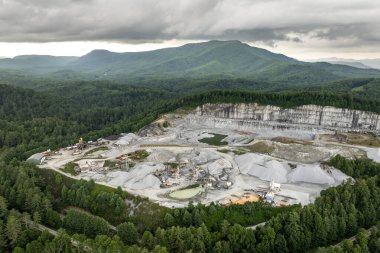 Kuzey Carolina Appalachians, ABD 'deki endüstriyel açık maden sahasında kireçtaşı ocağı.