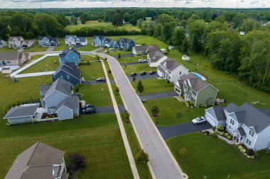 Düşük yoğunluklu iki katlı özel evler Rochester, New York 'un dışındaki kırsal yerleşim yerlerinde. Büyük arsa büyüklüğünde lüks banliyö evleri ve yaz mevsiminde yeşil çimenli çimenler.