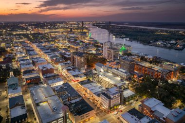 Georgia 'nın eski tarihi şehri Savannah. Günbatımında Güney Amerika şehir manzarası.