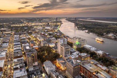 Georgia 'nın eski tarihi şehri Savannah. Günbatımında Güney Amerika şehir manzarası.