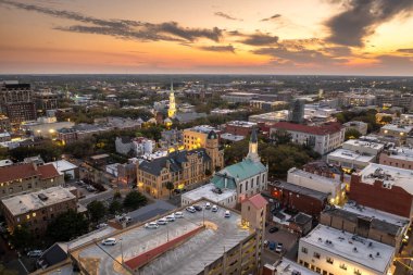 Savannah, Georgia 'da tarihi mimarisi olan panoramik şehir manzarası. Akşamları Güney Amerika mimarisi.