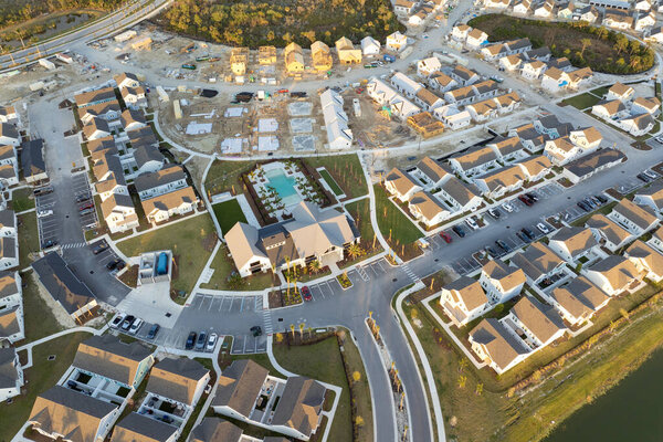 Строящиеся дома в американских пригородах. Развитие жилищного строительства. Рынок недвижимости в США.