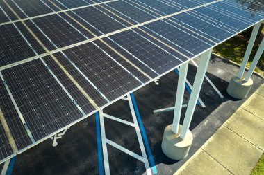 Park yerinin üzerine temiz enerjinin etkin üretimi için park edilmiş arabalar için güneş panelleri yerleştirildi.