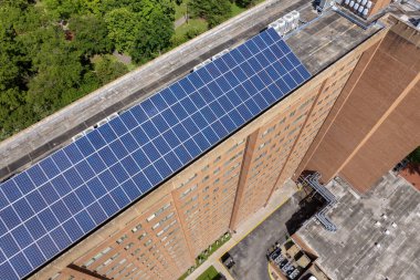 Nashville, Tennessee 'deki apartmanın güneş çatısı. Şehir bölgesinde temiz ekolojik elektrik enerjisi üretmek için fotovoltaik paneller. Özerk yapı kavramı.