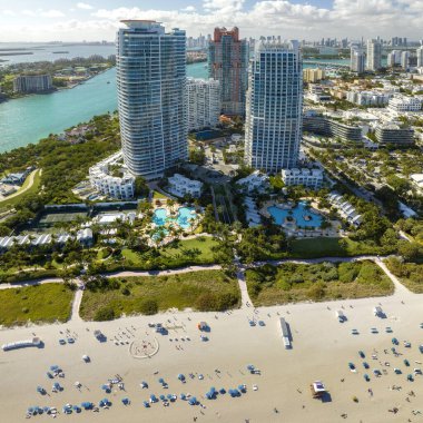 South Beach yüksek lüks oteller ve apartmanlar. Miami Beach City 'nin güney kıyısı. Florida, ABD 'deki turizm altyapısı.