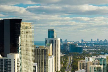 Şatafatlı otelleri ve Atlantik Okyanusu kıyısındaki apartman binaları olan Sunny Isles Beach City. Güney Florida 'daki Amerikan turizm altyapısı.