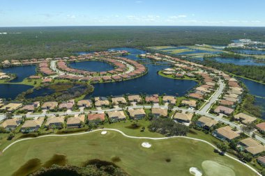 Etrafı Ian Kasırgası ile çevrili sel suları Florida yerleşim bölgesindeki evleri sarıyor. Doğal afetten sonra.