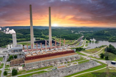 Termik santral kömür fosil yakıtını yakarak elektrik üretiyor. Roane County, Tennessee 'deki Kingston Buhar Fabrikası.