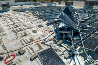 Ian kasırgası tarafından yıkılan fotovoltaik güneş panelleri yeşil ekolojik elektrik üretmek için endüstriyel binaların çatısına monte edildi. Florida 'daki doğal afet sonuçları.